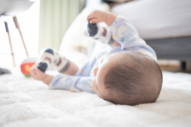 寝返り防止ベルトはいつまで使う？やめどきと安全な見直し方