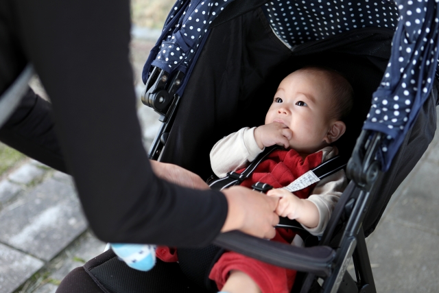 ベビーカーのフルフラットはいつまで？リクライニング角度調整の目安
